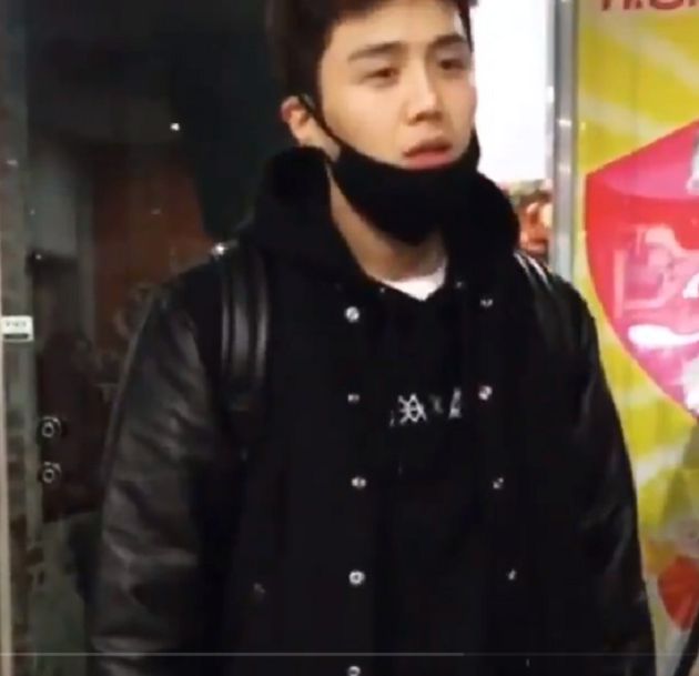 粉絲拒絕合照！金宣虎「影片曝光」摟空氣人型：都吸引不來