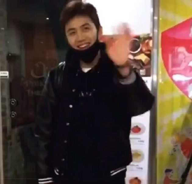 粉絲拒絕合照！金宣虎「影片曝光」摟空氣人型：都吸引不來