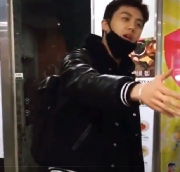 粉絲拒絕合照！金宣虎「影片曝光」摟空氣人型：都吸引不來