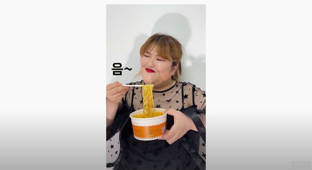 致敬泫雅!李國主推〈I'm Not Full〉大吃泡麵 網笑歪:好餓