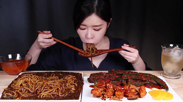 直接嗑辣椒!韓正妹「大胃王」每餐大辣 網憂:身體撐不住