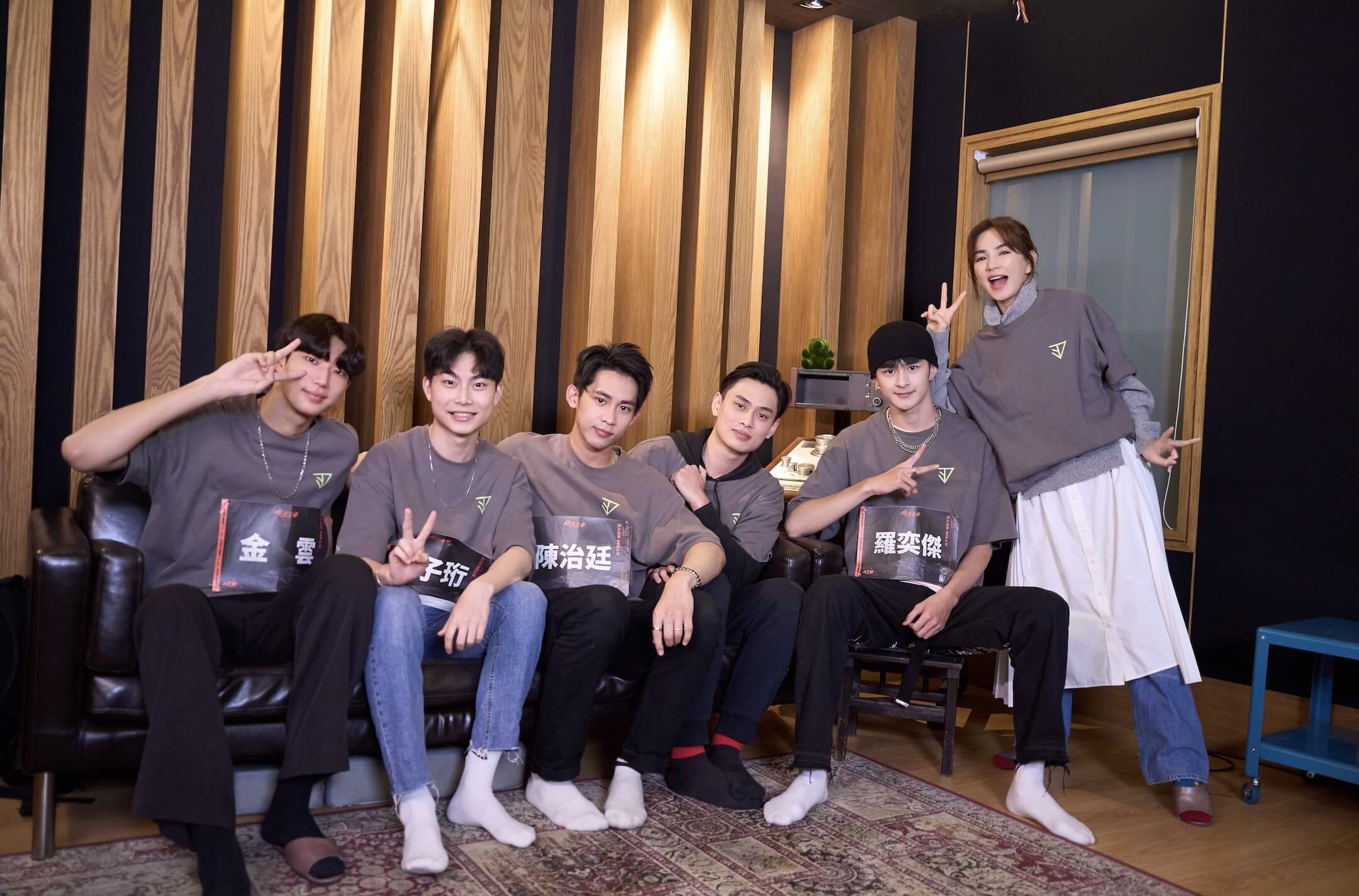 不敢愛的鼓勵抱抱!Ella笑稱:擔心被指阿姨吃豆腐