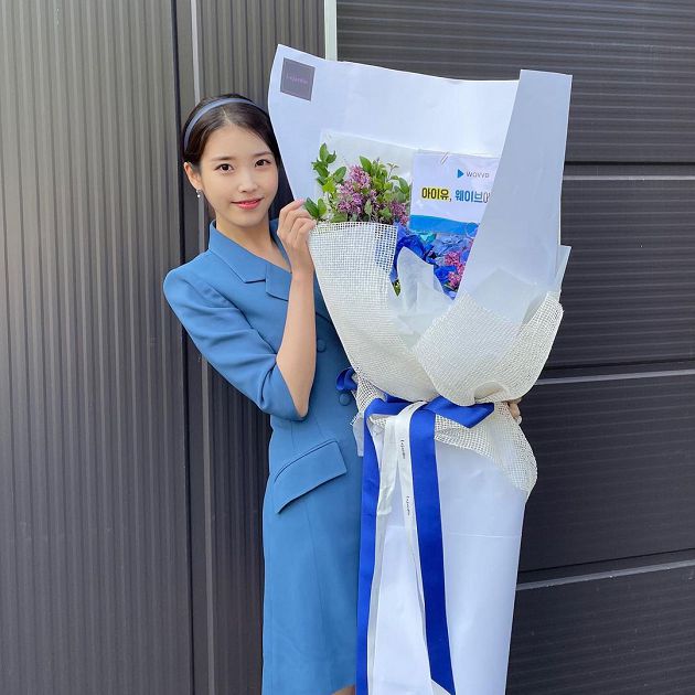 防疫模範生!IU「約粉絲耍宅」呼籲:電話聯絡親友就好