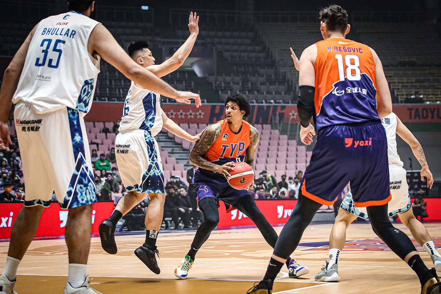 球迷戲稱「扭蛋聯盟」！職籃攻城師老將林宜輝爭議動作惹毛對手　