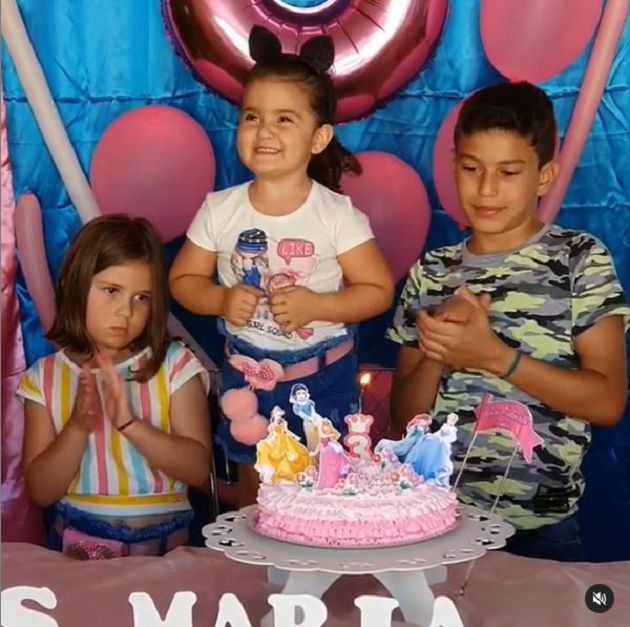 為吹生日蠟燭大打出手!3歲妹妹「狂扯姐姐頭髮」爆紅 IG開通了