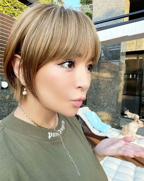 神還原!超兇DJ「跪地吃飯」100%複製貓咪 影片全曝光