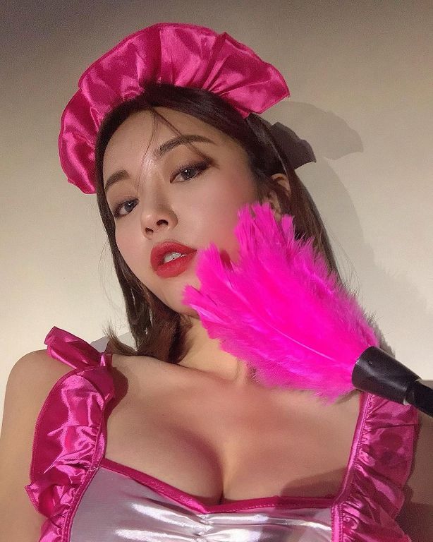 身材教科書!南韓網紅「裙子短到大腿根」超甜萬聖節扮相曝光