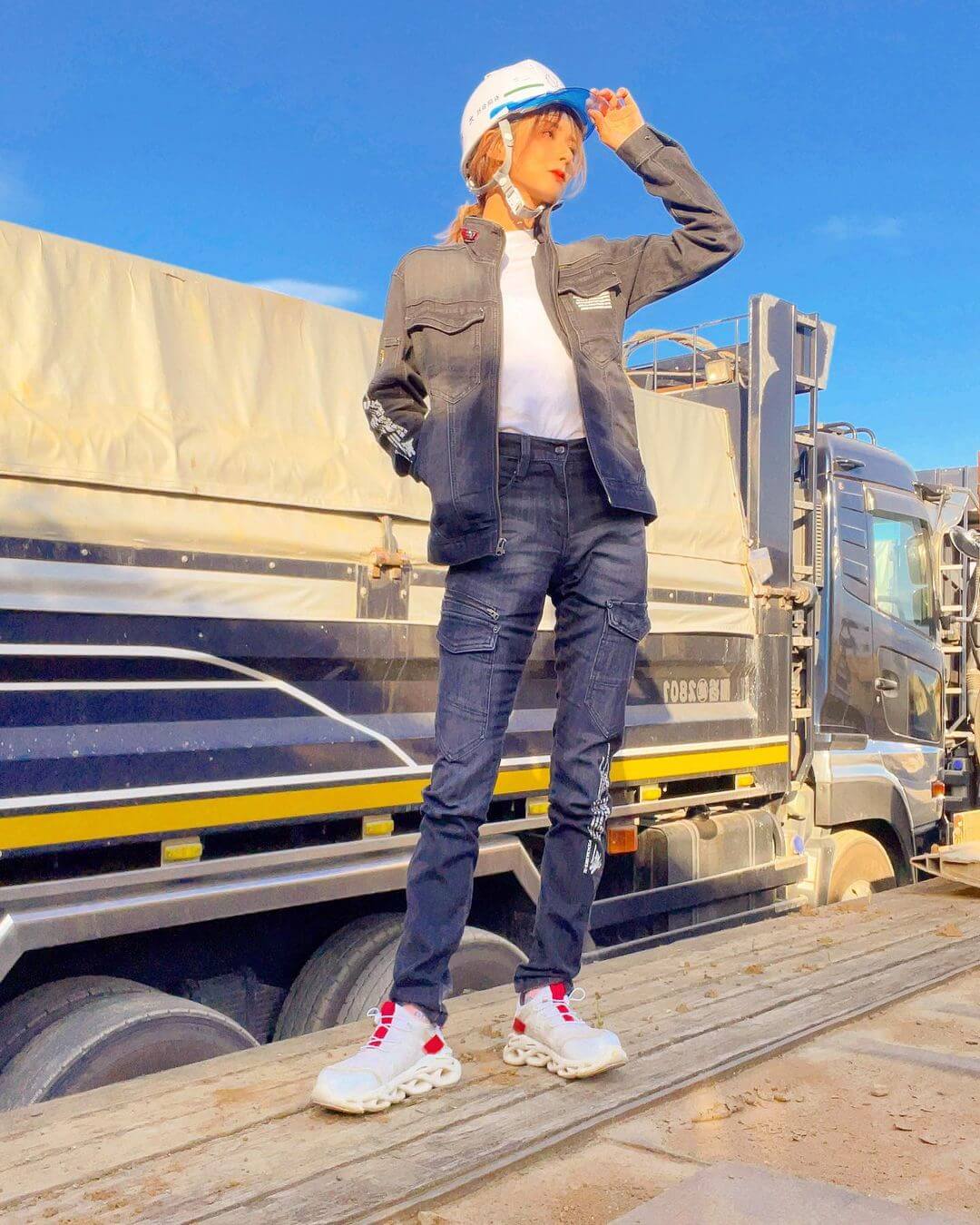 指甲裡都是泥土！「卡車司機」真實身份曝光　是富二代正妹