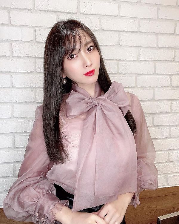 藏不住!G級寫真女神「蝴蝶結向上一掀」春光全洩