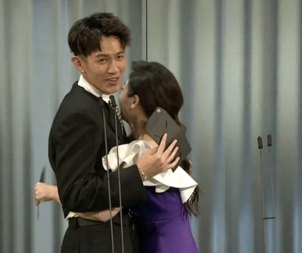 金馬58/自封金馬媽媽!王彩樺台上「突抱柯震東」失控表現挨轟:喝醉了?