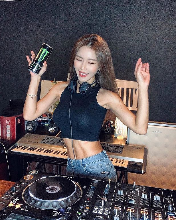 大吃冰淇淋!韓國正妹DJ「融到手上」 超兇畫面曝光