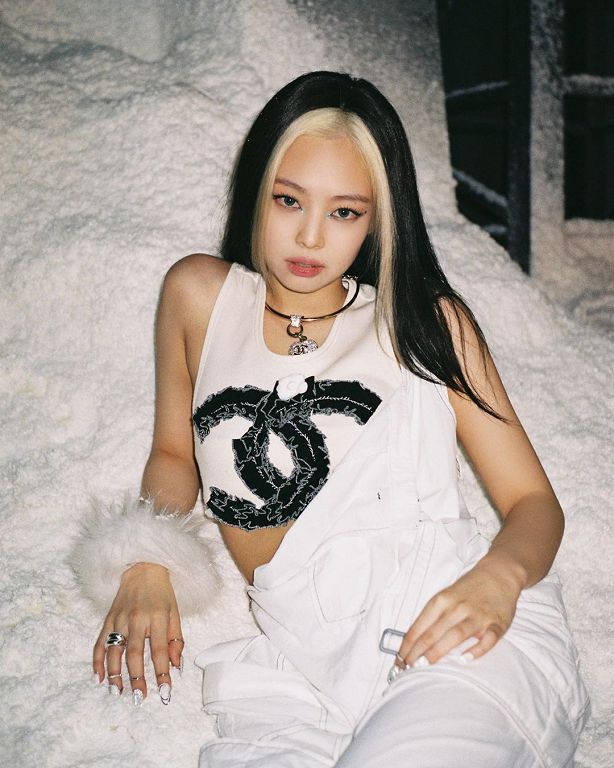 水腫或失手?Jennie「超清淡妝容照曝光」掀兩極評論