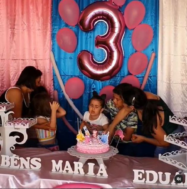 為吹生日蠟燭大打出手!3歲妹妹「狂扯姐姐頭髮」爆紅 IG開通了