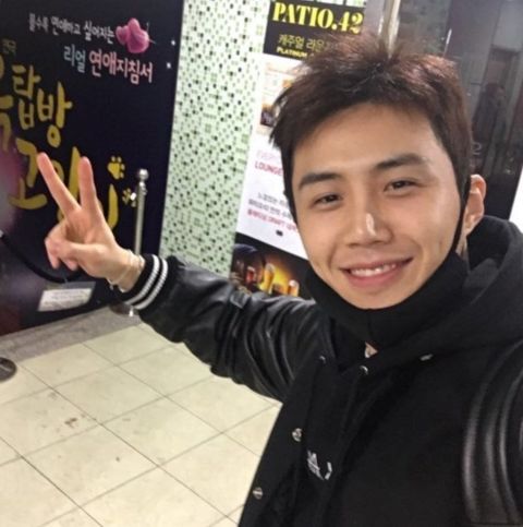 粉絲拒絕合照！金宣虎「影片曝光」摟空氣人型：都吸引不來