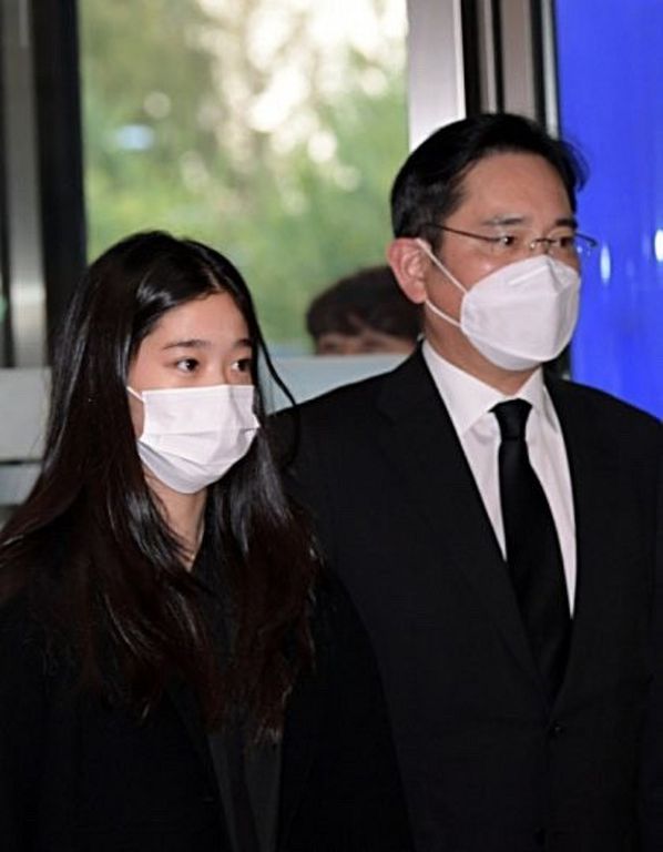 三星千金長大了!「偶像級長相」曝光 拿iPhone歷史再被翻出