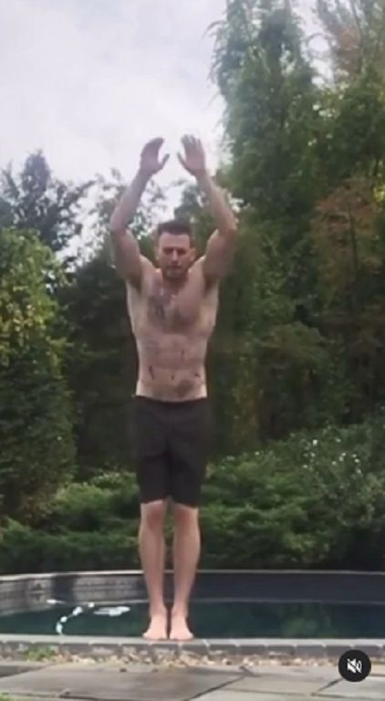 冬天最後一游！「美國隊長」克里斯伊凡胸肌曝光　大片刺青惹議