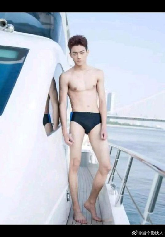 曾當過淘寶模特兒！許凱「只穿三角褲」走秀照片曝光　肌肉超明顯