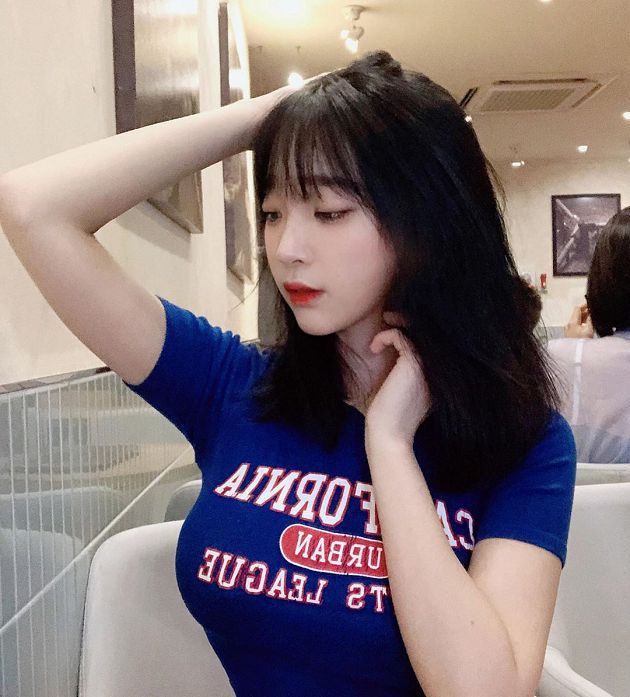 女神太兇!清純網紅「NoBra」側身滑手機 E球炸出遮不住