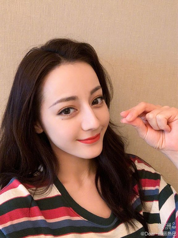 腰圍比頭圍還小!迪麗熱巴「減肥方法曝光」:不喝冰飲料
