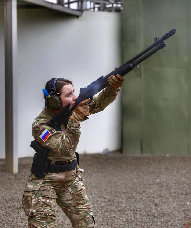 俄羅斯小龍女「太兇」軍服藏不住！架槍姿勢曝光網嚇歪：太正