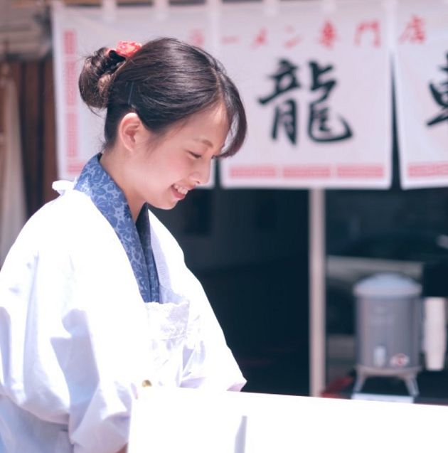 狠甩254時薪!女偶像「4年成拉麵CEO」:沒靠金主
