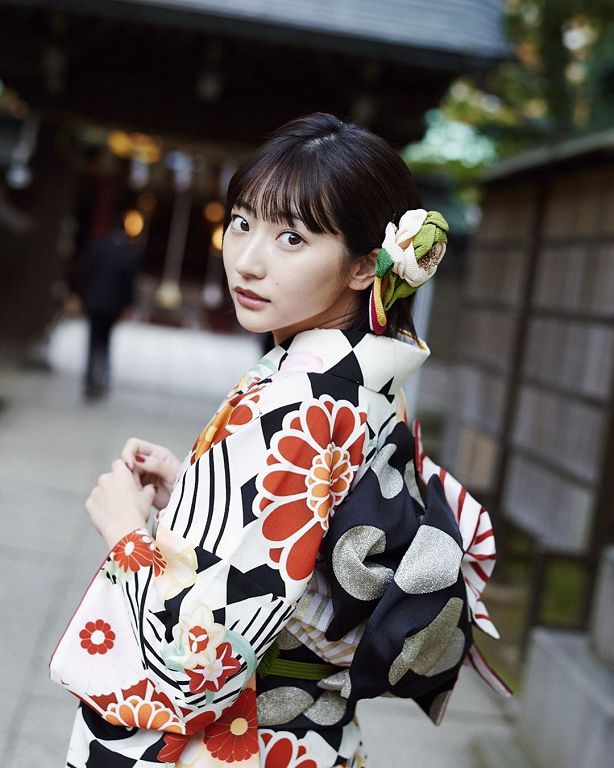 23歲日本寫真正妹「背景在台灣」!汽、機車亂停網罵翻:醜爆