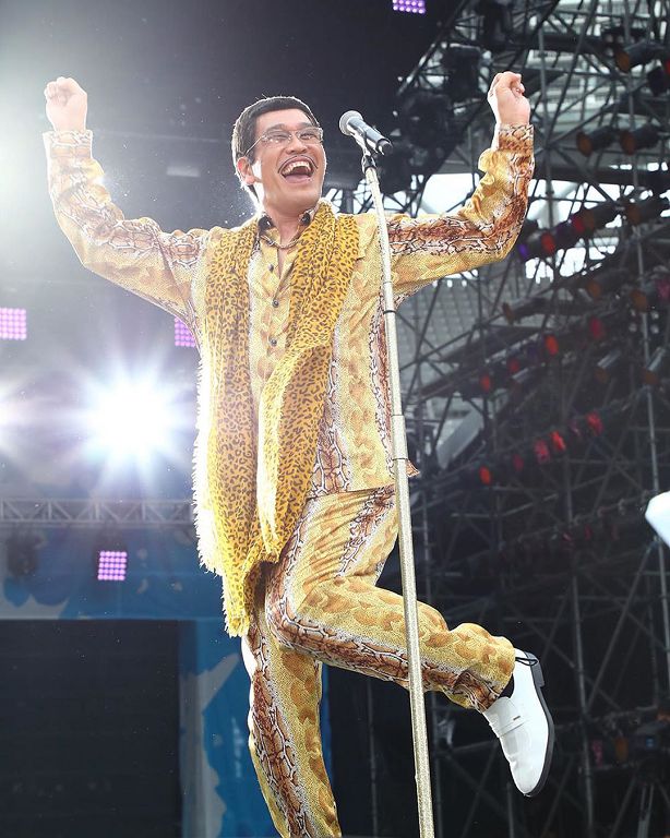 聯手皮卡丘！PIKO太郎再推獵奇「洗腦神曲」　網：有點尷尬  席捲整個2016年的洗腦神曲《PPAP》，經典歌詞「I have a pen、I have an apple 、Ah、Apple pen」，因為旋律簡單，節奏相當強烈，加上英文單詞不斷重複，雖然整首歌只有45秒，還是成功洗腦一票網友，至今仍是不少網友心中的經典。這首歌爆紅後，也連帶讓44歲日本諧星PIKO太郎廣受喜愛。  近日，PIKO太郎再度聯手廣受許多大、小朋友喜愛的《精靈寶可夢》(神奇寶貝)中的主角皮卡丘，推出歌曲《PIKA to PIKO》，在網上引發一波討論度！歌曲中，除了對皮卡丘的皮卡丘語進行翻譯之外，也同步模仿彼此，並在MV中大跳可愛的簡單洗腦歌曲。對此，PIKO太郎也透露，自己其實一直很期待和皮卡丘合作，除了他們一樣都是黃色的，看起來特別有親近感。  事實上，因為新冠狀肺炎在全球肆虐的關係，演藝圈也跟著受到重創，不少演藝活動也跟著延後或取消，因此PIKO太郎也希望，《PIKA to PIKO》除了呼籲大家多洗手，預防病毒感染之外，也可以帶給更多小朋友歡樂，在新冠狀肺炎肆虐的時刻，有一些樂趣。  影片一出，也引來網友正、反兩面的評價，有網友認為這次的歌曲保持過去洗腦逗趣的風格，相當有趣，不過也有網友認為，雖然歌曲很可愛，不過MV看起來其實有點尷尬，評價相當兩極。