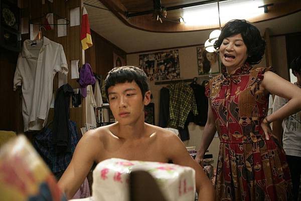 金馬58/自封金馬媽媽!王彩樺台上「突抱柯震東」失控表現挨轟:喝醉了?