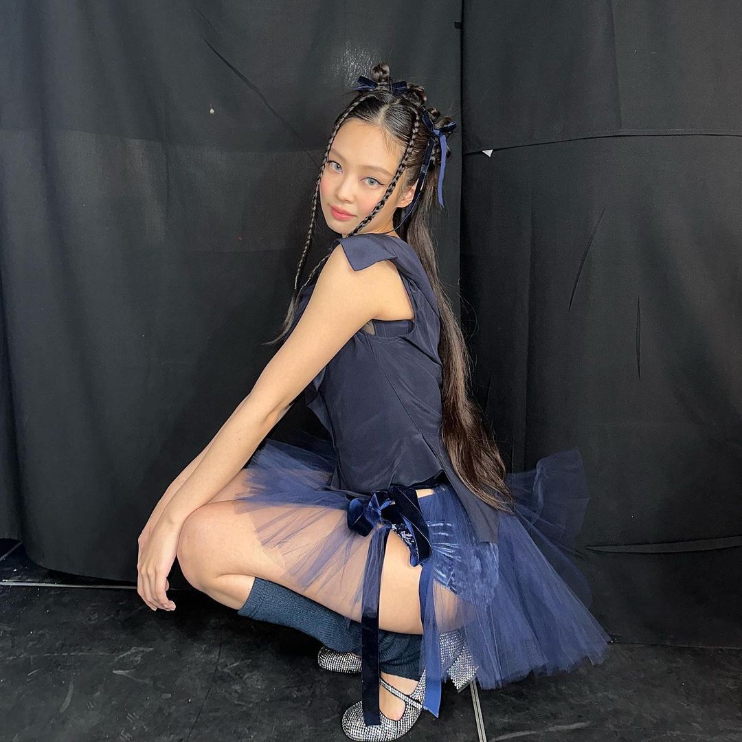 好狗命？Jennie愛犬「爽躺12萬傢俱」羨煞網　Rosé毛小孩也曾遭起底項圈破萬元