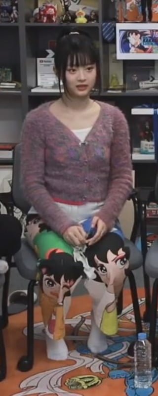 要價高達2萬5！NewJeans Hanni穿「卡通圖工作褲」引關注　Jennie、秀智也愛不釋手