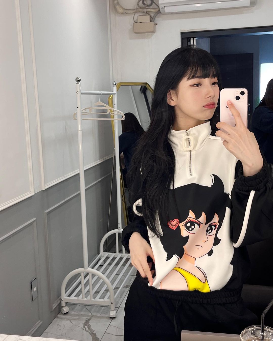 要價高達2萬5！NewJeans Hanni穿「卡通圖工作褲」引關注　Jennie、秀智也愛不釋手