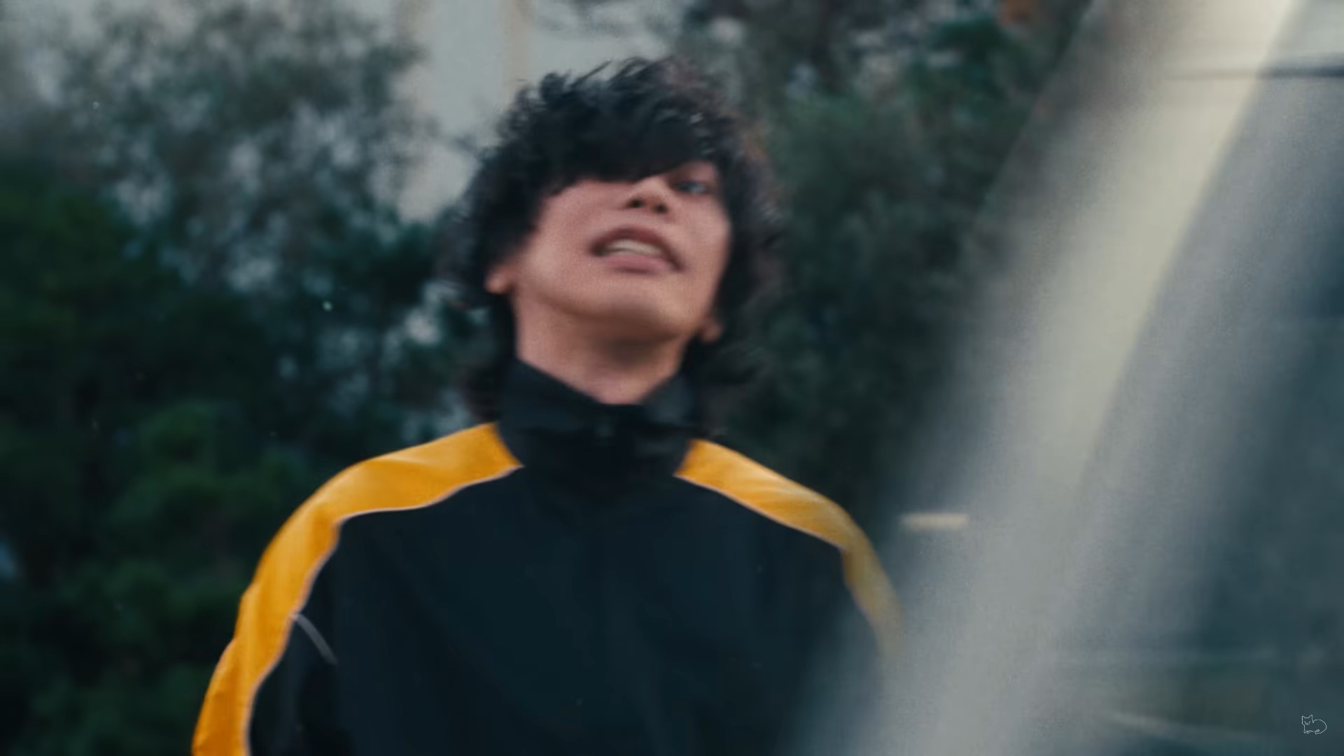 與MV情節一致!日男嗨唱米津玄師《KICK BACK》「飆高音遭車撞」 網笑:沒事不要亂唱