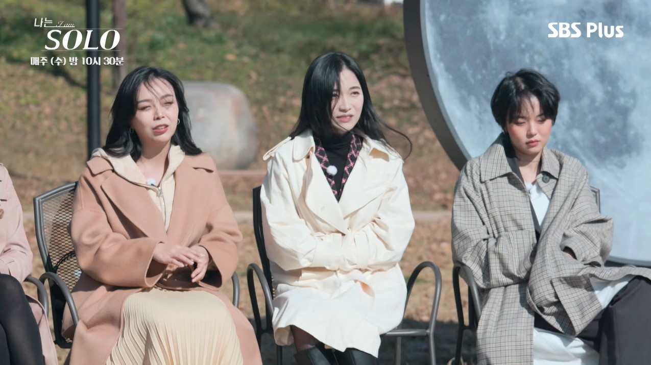 確定是來戀綜找對象?Z世代女嘉賓「手插口袋翹腳」聽男方介紹引網撻伐:沒有家教
