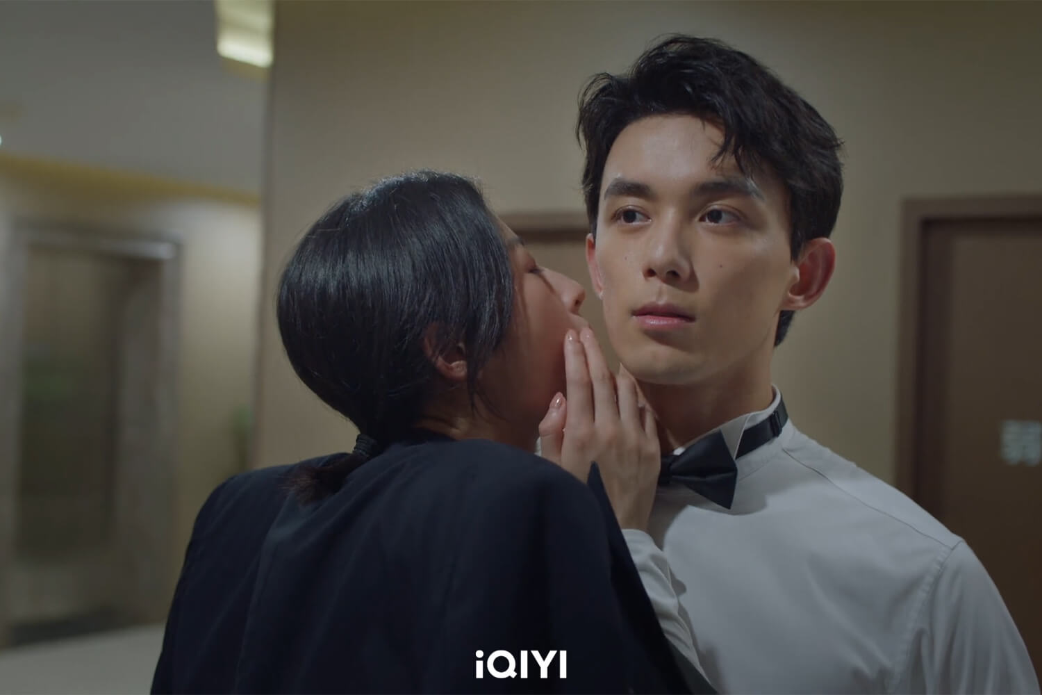 CP互動網大讚可愛！《愛情而已》吳磊親密戲竟「噴鼻血」　周雨彤虛榮心滿足：這輩子第一次