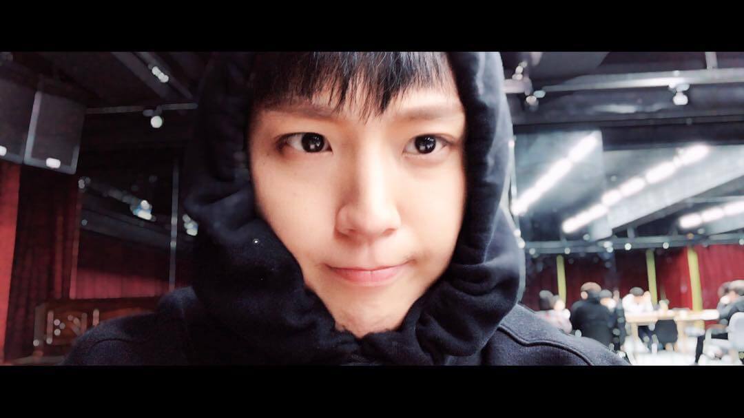 B.A.P力燦「背案在身」又爆伸狼爪！酒吧摟女襲巨球辯稱：是在保護她