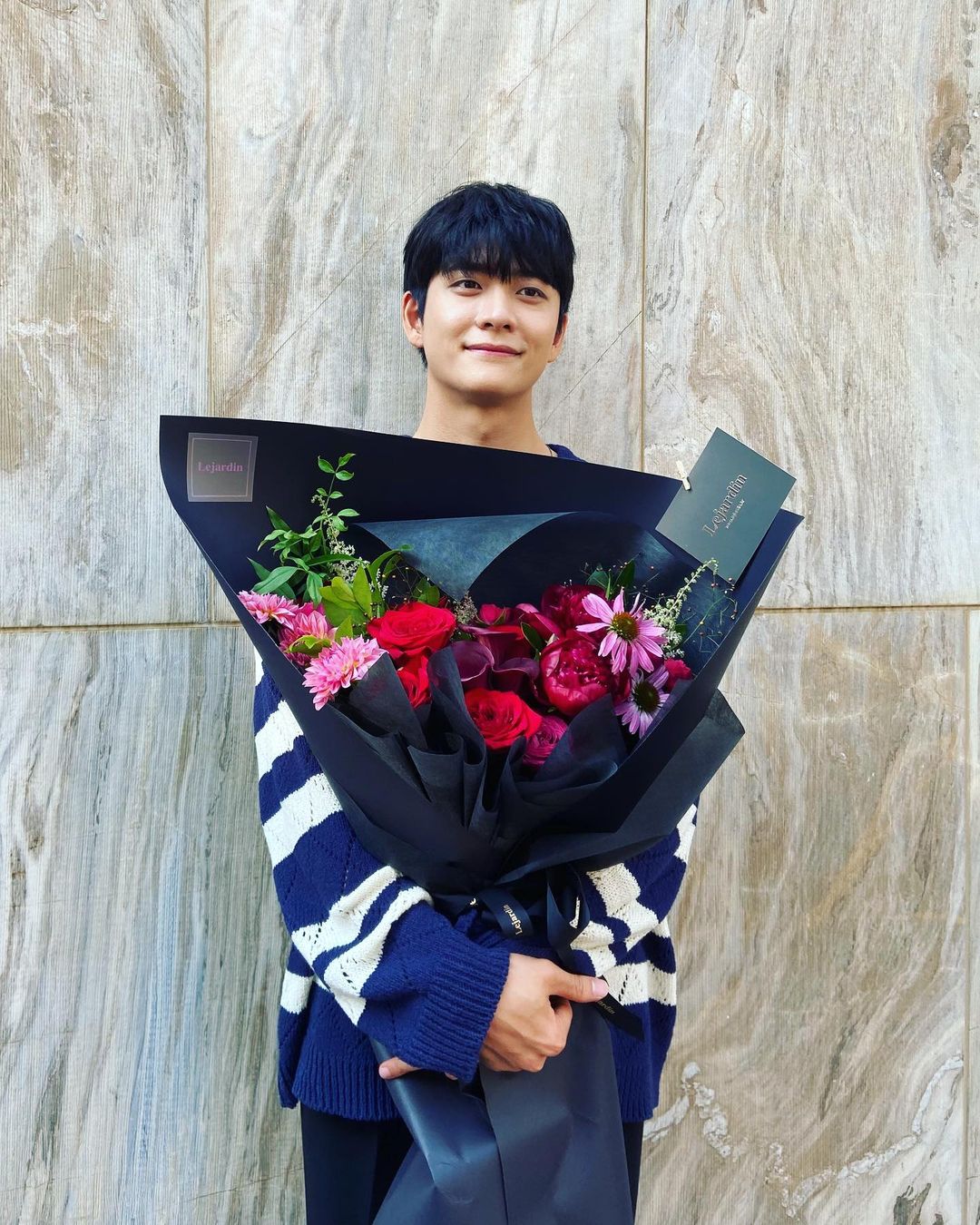 戲外也是暖男！《非常律師》姜泰伍自曝「終於讓媽媽辭掉工作」：我入伍前的最大心願