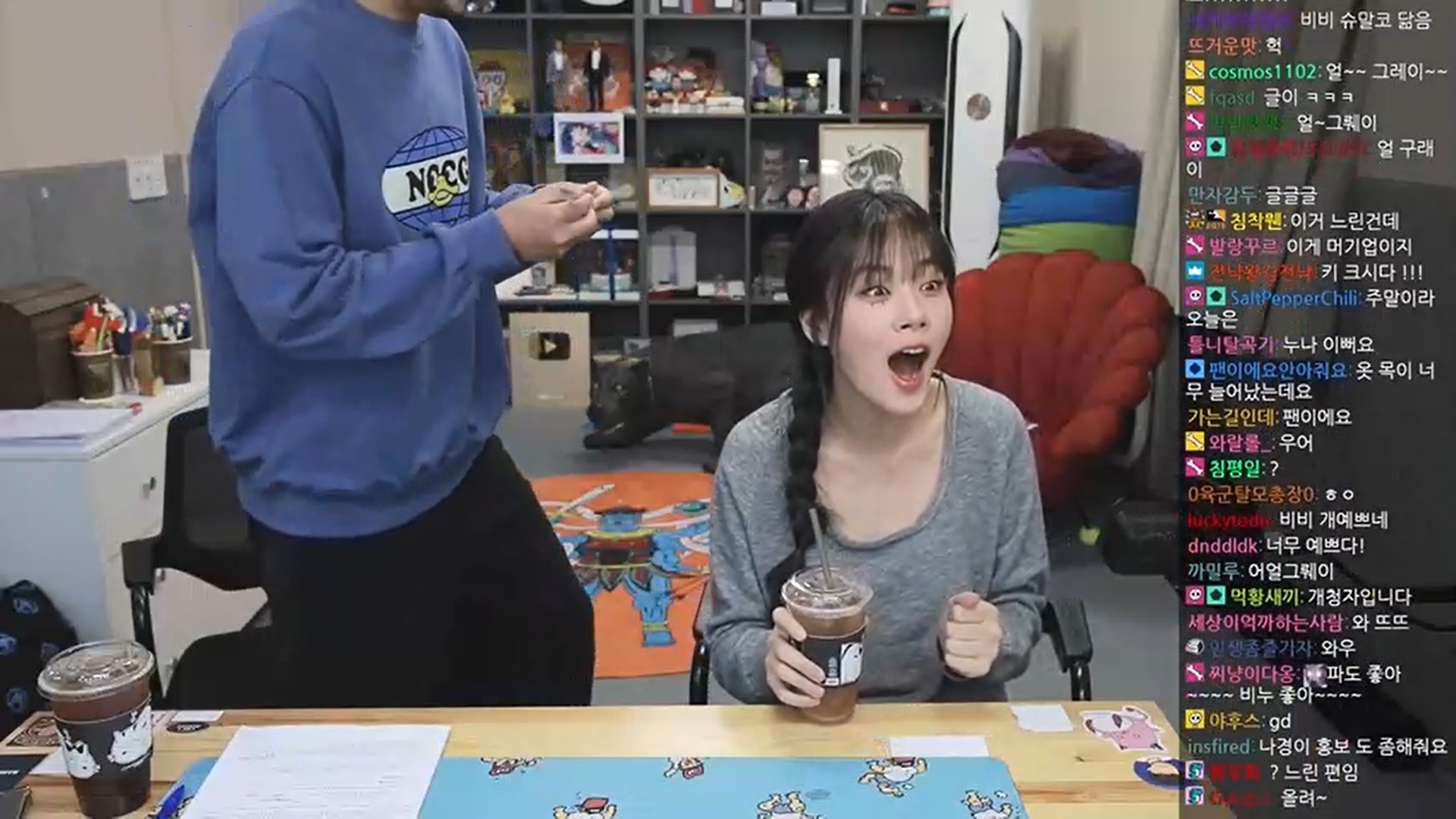 直播作客險釀災!Solo歌手BIBI「突鞠躬彎腰」想衝人氣 網看傻:別害人家帳號被封