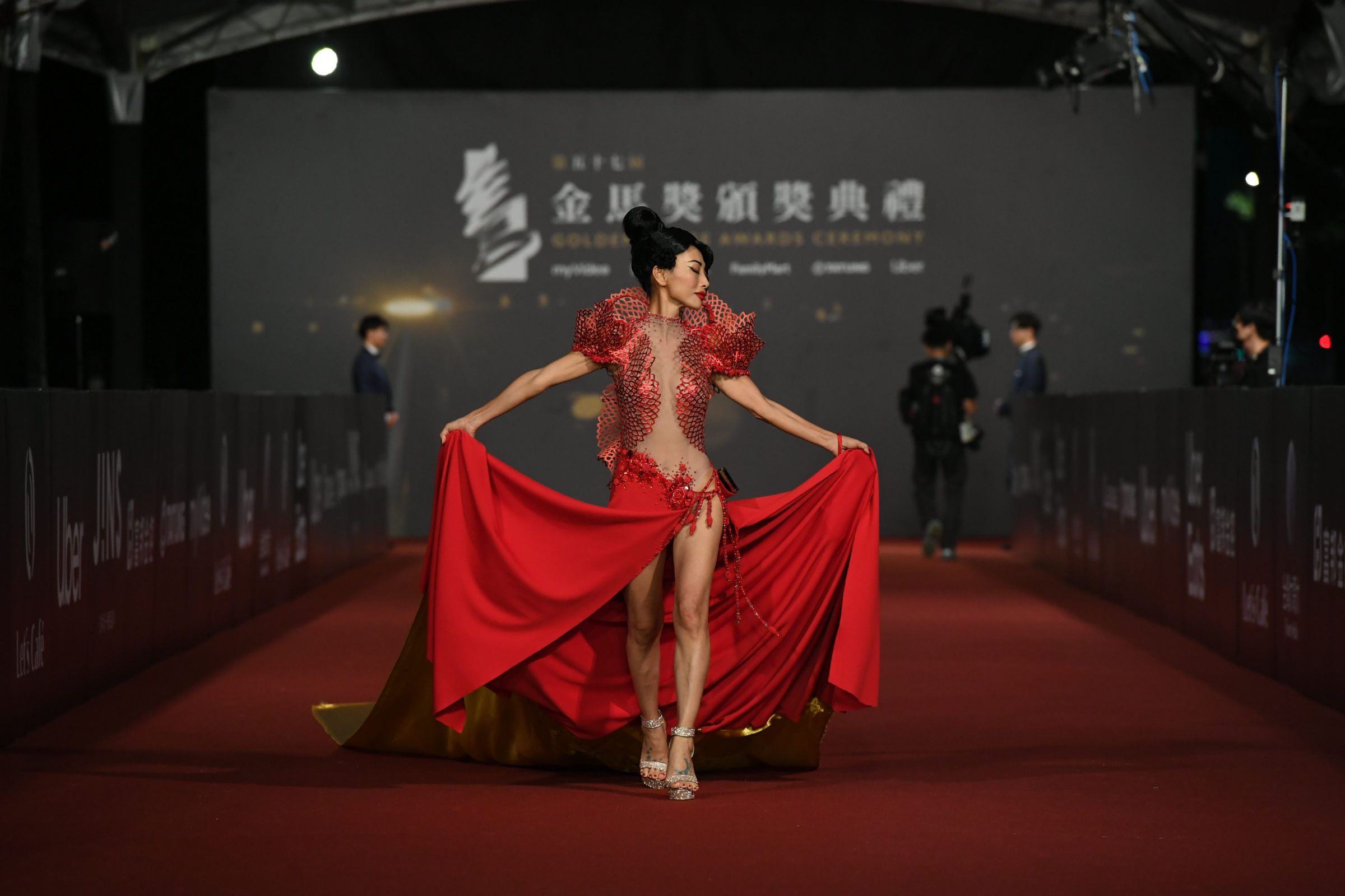 今年第57屆金馬的「紅毯女王」就非白靈莫屬了！一件肉胎裝配上火紅色開衩長裙，展現了超火辣身材。但最出乎意料的就是這整件衣服竟然都是白靈「親手」一針一線縫好的！  白靈在紅毯上表示，這是人生中第一次走上星光大道，因此格外慎重。為了展現對金馬的最高敬意，她決定親手縫製一件獻給金馬的衣服，而禮服後面還有一個超長的黃色裙擺，上面寫著「愛與和平」。白靈表示希望台灣的觀眾有收到她滿滿的愛，讓她成為本屆的焦點之一。  白靈先前的紅毯禮服常常被戲稱為「時尚災難」（或許是我們不懂的欣賞？） ，但如今看來卻也是她鮮明的個人標誌，也是種時尚態度！  因此小編整理出了幾件「白靈的超狂穿搭」！