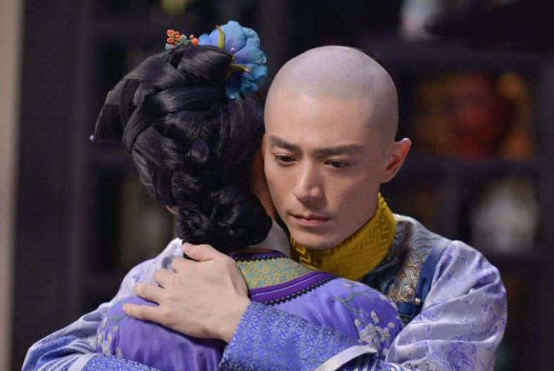 清宮劇中除了「愛新覺羅」這個皇家姓氏外，大家一定也時常聽到「烏拉那拉氏」、「富察氏」、「佟佳氏」…等，而現今這些貴族姓氏也在滿清滅亡後，紛紛改成了現今通俗常見的姓氏了。除了常見的滿清八大姓之外，小編也找出幾個在清宮劇裡常見的姓氏。  因此小編整理出「滿清8個貴族姓氏」的相關資料：  愛新覺羅 鈕祜祿 佟佳氏 瓜爾佳氏 烏拉那拉氏 喜塔臘氏 富察氏 博爾濟吉特氏  愛新覺羅 現改為：金  由於「愛新覺羅」在滿語中就有「黃金」的意思，因此才將漢姓改為了「金」。但除此之外「羅、趙、范、關」…等姓也有可能是愛新覺羅子孫，但最大宗的仍以金姓為主。  而中國著名女星「金巧巧」便是大名鼎鼎的愛新覺羅後代。  鈕祜祿 現改為：鈕、朗 講到鈕祜祿氏，大家第一個想到的一定是甄嬛對吧！在《甄嬛傳》中，甄嬛再度回宮後，皇帝為了平息前朝後宮中的謠言，將她的姓改為滿清大姓「鈕祜祿」，更為她添上10歲作為四阿哥「乾隆」的生母，抬她坐上了「熹貴妃」的寶座。  雖然後經史學家證實，確實有熹貴妃，也就是歷史上的「孝聖憲皇后」，但卻不是甄嬛的原型，因此甄嬛這位宮鬥冠軍是虛擬的。  而導演「鈕承澤」以及藝人「朗祖筠」即為鈕祜祿後代。  佟佳氏 現改為：佟、童  佟佳氏勢力相當龐大，其男子許多都為朝廷命官，而女性中也出了許多皇后，如：康熙生母孝康章皇后、康熙第三任孝懿仁皇后，以及道光的孝慎成皇后。佟佳氏在朝勢力盤根錯節，因此又有「佟半朝」之稱。  而中國知名男星「佟大為」也被證實為「佟佳氏」後代。  瓜爾佳氏 現改為：關 提到瓜爾佳氏，大家第一個一定也是想到《甄嬛傳》裡那個處處與甄嬛作對，最後被太監們一陣拳打腳踢，埋在了亂葬岡中的「祺貴人」—瓜爾佳文鴛。  其實瓜爾佳氏多出美女，大部分女子都會被選入宮中為嬪為妃，而從現代的藝人關曉彤和關之琳身上也可以發現，瓜爾佳氏的女生真的是相當漂亮啊。  那拉氏 現改為：那  日前正夯的宮廷劇《如懿轉》，其中由備受欺凌的「嫻妃」一路走來，最終登上皇后寶座，卻因乾隆的變心而斷髮的如懿，就是烏拉那拉氏出身。  除此之外，大家應該也記得在《如懿轉》自焚而死的舒妃，就是葉赫那拉氏，當時太后把她引薦給乾隆帝時，曾被嬪妃百般阻撓，由於葉赫部首領曾說過：「我葉赫那拉氏就算只剩下一個女人，也要滅掉女真」，沒想到這句話竟然在百年後成真，最後大清果然就是毀在了慈禧太后手中，她也就是葉赫那拉的後人。   喜塔臘氏 現改為：趙、圖、孫… 道光帝之母「孝淑睿皇后」就是喜塔臘氏，這個姓氏對於大家來說可能相對稍微陌生，但如果提起「喜塔臘爾晴」這個壞女人，各位應該就有印象了吧。  富察氏 現改為：傅、李 《延禧宮略》和《如懿傳》中的皇后皆為富察氏，而那位被甄嬛嚇瘋的富察貴人也是此大姓出身。  富察氏其實早在唐末就出現了，是女真族最早的姓氏，甚至在清朝之前就已經出過兩位皇后了。富察氏的女子除了在後宮中為僨皆十分尊貴外，前朝也出過不少重臣，如富察皇后的祖父米思翰、傅恆、福康安…等人。   博爾濟吉特氏 現改為：鮑、包 「誰叫我們博爾濟吉特氏，專出大清皇后呢」，近年來的清宮劇中對於博爾濟吉特氏沒有太多的著墨，因此大家可能也會稍微感到陌生，但是聽到這句台詞就想起了《如懿傳》裡超討人厭又超聒噪的「豫妃」了吧！  這裡跟大家科普一個有趣的小知識，雖然在劇中豫妃的形象跟潑婦沒什麽兩樣，但是根據《清實錄》的記載，其實當時的博爾濟吉特氏被稱為一個溫純而端厚的女子。雖然她從小在草原上長大，但是對於當時要求女子該會的紡織和縫紉卻是十分嫻熟，甚至在她去世後，乾隆都對她的手藝感到念念不忘。