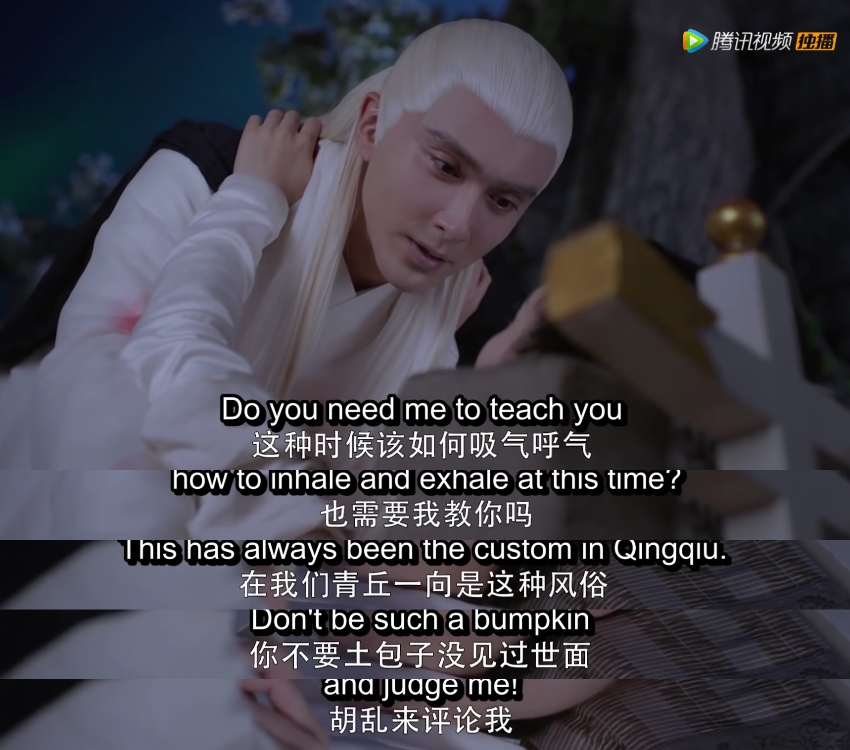 鳳九進入阿蘭若之夢後，一睜眼就發現帝君在身旁照顧她。而鳳九天真地以為這真的是夢，乾脆就索性想做一些在現實中不能做的是，於是強吻了帝君。  而帝君不但沒有反抗還熱烈地回吻，兩人就在床單上滾來滾去，讓鳳九激動到忘記呼吸差點窒息。帝君還打趣的逗他說：「這種時候該如何吸氣呼氣，也需要我教你嗎？」  真的是太會撩啦！小編的心臟受到100%的爆擊，也被甜到忘記呼吸啦！（喘喘喘 而且鳳九與帝君還有各式各樣的吻戲，有鼻子吻、壁咚吻，接下來就讓大家自己去追劇探索啦！