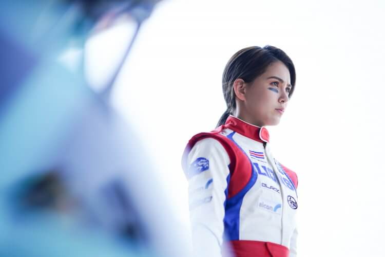 演員簡介 天才女車手---呂莉莉(昆凌 飾) 呂莉莉是賽車聯盟史上第一個女車手,也是LIONS隊員。儘管因為女性身份飽受歧視,但她仍不服輸的在賽道上跑出各種亮眼成績。 而為了重拾LIONS榮耀,莉莉最後決定與宅宅傑克組成搭擋,也因此擦出友情與愛情間的火花。 追風車手---杜傑克(曹佑寧 飾) 原本是個只會玩「賽車模擬器」的宅宅杜傑克,竟然意外被LIONS領隊阿申寄與厚望,希望能在他的加入之下讓車隊重新振作。為了信念也為了更接近自己暗戀已久的女神莉莉,豁出一切拚命苦練的傑克究竟能否在比賽中一鳴驚人呢? 烈火車手---李一飛(范逸臣 飾) 在前領隊過世後李一飛一心想重振LIONS卻屢屢受挫。但最後他也認清自己的年紀已經不適合繼續比賽,終於甘願退居幕後,讓新一代車手扛下這個重責。 二代軍師---阿申(柯有倫 飾) LIONS的新領隊,由於不甘願車隊就此沒落,所以阿申竟以想天開的把希望寄託在傑克身上,希望他的加入能為LIONS注入新血。除了培養新人外,阿申也努力解決莉莉與李一飛間的各種紛爭矛盾,決心要重振LIONS再次走向巔峰。 雷霆車手---宋杰(高英軒 飾) 曾是李一飛最好的戰友,同為LIONS而戰。但自認車技頂尖的他並不甘於屈就於李一飛之下,因此離開重組了Wolves戰隊打算與他一較高下。 究竟在最後關頭誰能奪下「車王」寶座,再次叱咤風雲呢? 老申(林慶台 飾) 「該忍要忍,該拼要拼!」LIONS的創辦人老申,曾帶領全隊走過了最顛峰的全盛時期,除了栽培出了車王李一飛,更是莉莉的啟蒙恩師。 為了延續LIONS的榮耀以及老申的信念,莉莉與傑克等人將賭上一切背水一戰! Kevin( 阿Ken 飾) 除了是線上遊戲公司的主管,Kevin也是LIONS的重要贊助人。當所有人對杜傑克是模擬器玩家卻要上真正賽道充滿懷疑與不信任時,Kevin卻有如伯樂相馬對他抱有很大的期望。 杜傑克是否能不讓Kevin失望,為Lions留下重要的贊助商呢? 傑秀人(周杰倫 飾) 曾在電影《頭文字D》飾演「藤原拓海」的周董這次一樣會在《叱咤風雲》中出現,而身為地下車手的他將用怎麼樣的車技懾服眾人?敬請期待! 少年K (王俊凱 飾) 人如其名,和謎一樣的少年車手有著深不可測的超群車技,也是唯一一個敢向「傑秀人」正面宣戰的人,兩人間的火花一觸即發! 馬致 (劉畊宏 飾) 先前同樣也演出過《頭文字D》的劉畊宏,此次除了是電影監製人外,也會為了廣大觀眾的福利而「特別演出」,至於「馬致」將會是一個怎麼樣的角色呢?就請各位親自到戲院解密啦! 許娜 (許慧欣 飾) 與李一飛飾演夫妻 小次郎 (李玉璽 飾) 飾演一名為金錢而戰的賽車手,將與莉莉有精彩絕倫的對手戲