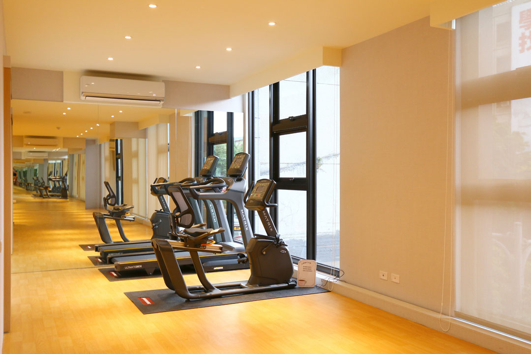  大部分孕婦在懷孕初期會有孕吐、食慾不振等不適現象，而生完小孩後更面臨身材走樣的魔王關卡。此外孕婦不論是剖腹產或是自然產，都會在身上留下傷口，因此如何護理傷口也是一大難題。  嬰兒出生後每4小時就需餵奶一次，這時的媽媽們早已經精疲力盡；此外到家後要還要應付許多「超白目」公婆和親戚，簡直就是媽媽們的惡夢啊！  但月子中心卻可以輕鬆解決以上問題，不僅新生兒有專人照護，媽媽也有！除了基本的月子餐外，還有瑜伽等課程可以參加，除了幫助產後身材恢復外，多與他人開心互動也能降低罹患「產後憂鬱症」的風險。  此外，若是不想面對一大票連名字都叫不太出來的親戚，月中都會有保全系統，可以直接過抵擋住三姑六婆的叨擾。除了保護嬰兒不會接觸到一堆可怕病菌外，也能讓心可的媽媽可以清靜休養。