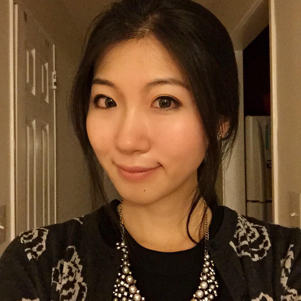 廣告小妹日前表示,自己有客戶詢問她是否有興趣接手她在紐約市區的房子,雖然她透露自己買不起該地段的房子,但是仍驕傲地向大家介紹該客戶是她做社福時認識的,並且還「富的冒泡」。 廣告小妹更傳授大家:「想要認識有錢人,請進紐約社福界。」、「逛一圈紅十字會可以集滿一拖拉庫貴婦朋友,珠光寶氣當義工。」讓許多網友不明白兩者間的關聯性。 她則解釋:「有錢就是要多當義工,混個 board member 光環加持。走在紐約街頭,誰理你口袋有多少錢,咱這裡最不缺的就是有錢人。」最後還不忘照慣例開地圖砲表示:「每每看到一些北七仗著自己有點錢就不可一世狂踩弱勢,都覺得很好笑。」不但批評「一般的」有錢人在富豪眼中跟底層沒差別,且對於自己這些社福人來說,「距離貧窮是一樣那麼近」。 而死對頭陳沂看完後則打臉她:「希望大家都能靠自己成為有錢人,而不是整天在那邊說自己有多少有錢的朋友,結果妳還是魯蛇一條啊!」 並且也解析了許多教會或是義工的內幕,陳沂表示有太多人就是抱著想認識有錢人的心態而進去的,因此只會在那邊遇到和自己差不多的人而已。 「真的頂級有錢的人不太會出現在那種地方,富豪有一個自己的富豪圈,定期聚會是品茶欣賞藝術品那樣休閒活動。」陳沂更酸廣告小妹:「拜託不要用窮人的眼光去幻想有錢人的世界好嗎?」獲得網友一致好評。