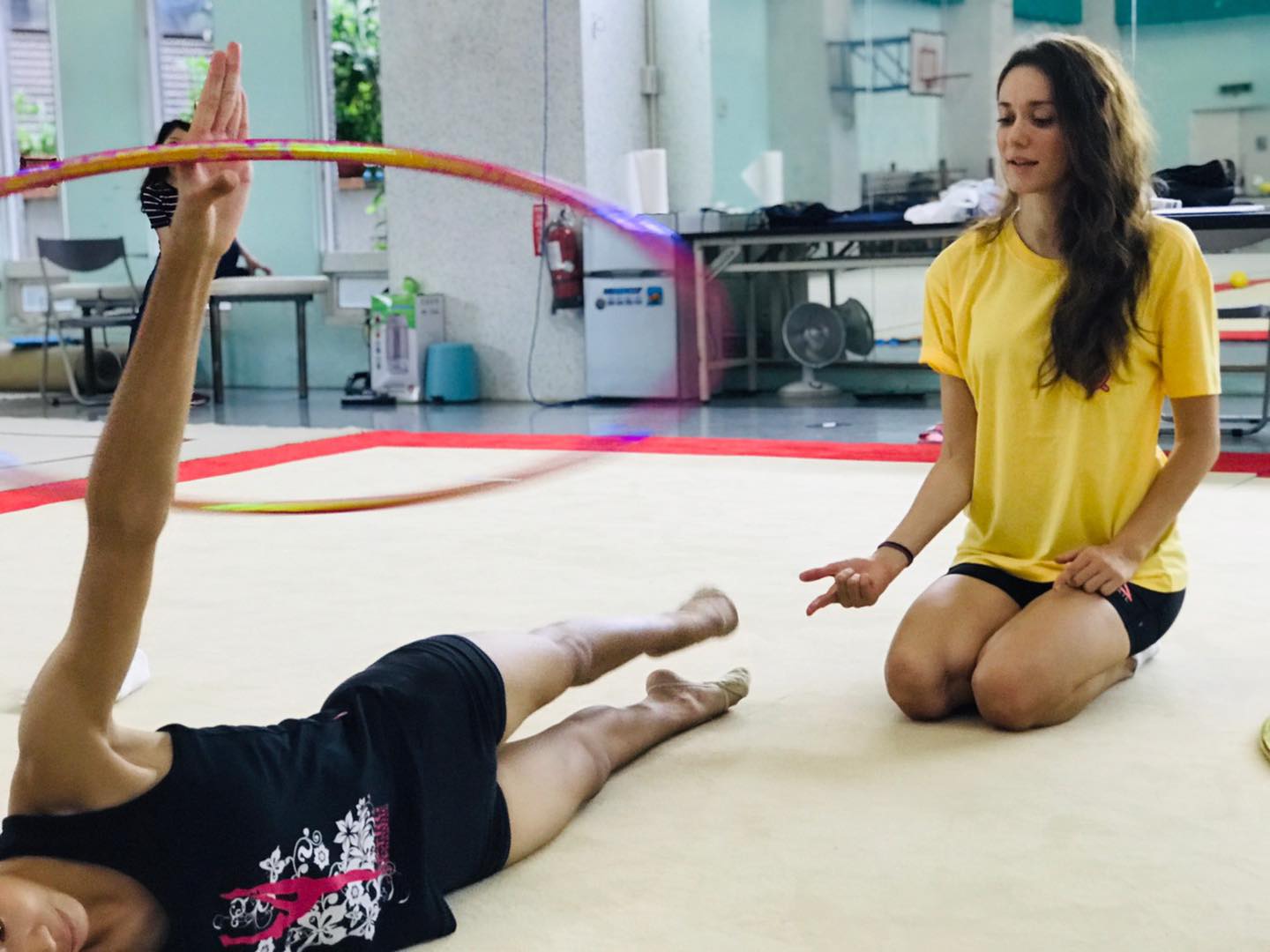 日前在Dcard上有網友列出了瑞莎四大罪狀，批評她空降台灣體操界後，又到處挖角帶走好選手，以及強調她霸佔了桃園政府的補助，只讓她所授課的學校受惠。許多網友更紛紛留言痛斥瑞莎：「他的出現把體操界搞得一團亂」、「要是沒人明星光環還能空降嗎？」  面對越來越扭曲的謠言，桃園市長鄭文燦也終於出面了，昨日他在個人粉專上澄清，表示瑞莎從來沒有申請過任何補助，而武漢國中活動中心所裝的冷氣設備，也是施政方針的常態，和瑞莎並無任何關係。  而瑞莎今天突然在FB宣布一個大好消息，原來他旗下的選手在網路國際賽Gym Kids EASTERN CUP獲得了超優異的成績。在20組國家、424位選手參賽的激烈競爭下，團隊拿回了1金、1銀、2銅的優異成績，讓她直呼真的超級感動！  同時瑞莎也向近日為她聲援的網友道謝，表示自己絕對不會被少數的「有心人士」影響，也不會因為被謠言中傷就放棄旗下的選手，更不會放棄讓台灣韻律體操前進奧運的機會。  同時瑞莎也替體育協會緩頰：「最後也請大家千萬不要因為一些少數不好的人，誤會了體育署、體操協會，還有跟最近的事件無關的人」、「再次謝謝你們讓我感受到這片土地的溫暖」  網友看完情緒也相當激昂，直呼：「謝謝你讓我們看見台灣體操的無限可能」、「瑞莎真的比部分台灣人更愛台灣」、「謝謝你為台灣的付出，真的很感謝」。