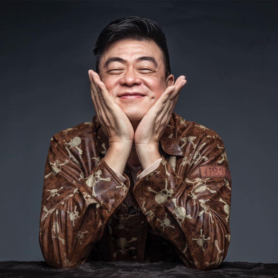 大約20年前,羅志祥曾指控自己的經紀人孫德榮對他性騷擾,孫也因為此事名聲跌落谷地。孫德榮事後相當氣憤表示:「不管怎麼打擊、傷害我,那時他不該用性騷擾三個字來攻擊我的人格!」也多次向羅志祥喊話要求對方給他一個解釋和道歉。 2020年兩人也終於出面澄清,終於將長達20年的心結解開了。羅志祥表示:「我前經紀人孫德榮先生,20幾年來他總是氣憤地跟媒體說『羅志祥說我性騷擾』」、「這個鍋我也是扛了快20幾年,我從來沒有說過這句話,也沒有說過孫總任何一句不是,我真的沒有!」 孫德榮接受了羅志祥的説法,也相信是有人故意在挑撥離間。近日孫德榮也在頻道《孫腫來了》上預告,羅志祥將會在自己的節目復出。 昨日孫德榮與羅志祥相約小聚,可以從孫德榮自己PO出的影片中看到,兩人關係確實好了很多,他一下車看到羅志祥就開心的小跑步,事後兩人也都發出合照,孫德榮表示:「很開心大兒子重回我身邊」、「謝謝大家!今晚我超開心」。 羅志祥則打趣表示:「沒事 我人前面ㄧ點 顯得你臉小!哈哈哈」,兩人間溫馨搞笑的互動也讓粉絲相當期待:「加油,希望盡快在螢光幕前看到你」、「期待你新專輯」、「趕快重新出發,大家都在等你」。