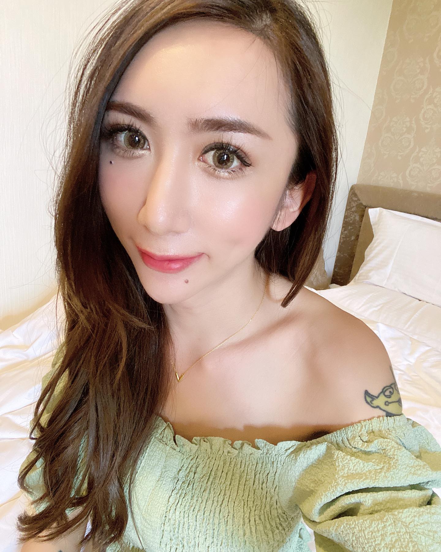 雖然罔腰和鳳梨已經分手一陣子了,但此次的假孕風波仍延燒到鳳梨身上,有不少網友當時瘋狂私訊鳳梨想釐清事件真實性。讓鳳梨氣的在IG發文寫下:「我只想好好靜靜的生活有很困難嗎」、「不要再打電話也不要私訊…已經影響到我的家人、員工了」。 鳳梨與多次強調自己對於「罔腰懷孕」的事情完全不知情,也未曾過問,僅表示:「若屬實,我給予祝福」,希望大家可以不要再繼續打擾他的生活。 而罔腰昨日在FB發長文向社會大眾道歉,表示自己是因為想「體驗當媽媽的感覺」才會PO出那張摸肚皮的照片,但卻認為由於自己只有回覆媒體,沒有發文告知大眾,才會因此被媒體以「假懷孕」一事炒作,導致成現在一發不可收拾的後果。 此外罔腰更指控有人惡意P圖抹黑,更扭曲事實:「說我的行為是在嘲笑不孕的女性,並非我的本意」,也表示自己以後發文前會更加謹慎,最後也向所有被誤導的網友們道歉。 而前男友鳳梨也立即到該篇貼文下留言:「以後多加注意就好,肯認錯至少就會讓一些受到影響的人心裡舒服一點,加油!」,卻讓不少網友質疑兩人是不是在互相蹭熱度、炒話題:「這種行為有什麼好加油的,還是你們說好互相炒紅」、「好人卡拿爆了不要再蹭」、「這時候留言很不明智」」、「可以停止了很噁心」。