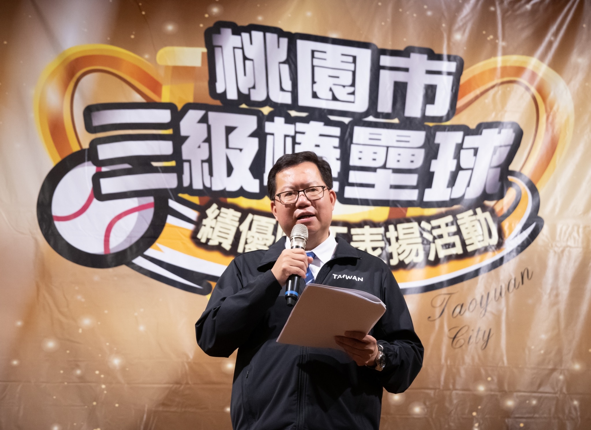 對此,五月天所屬公司「相信音樂」也在昨日第一時間出面澄清:「衛福部天網第一時間發現疑似自主健康管理者後,現場防疫督導小組立刻將該名疑似自主健康管理者帶出場,並即刻進行疫調」,也表示是在演唱會「一開始」就發現了,並非是中途才知曉。 由於演唱會實行實名制,再加上衛福部的「天網」,讓警方在約30分鐘左右就迅速進場逮到人。而坐在自主管理者旁的粉絲回憶當下情況表示:「那個男生原本看的很嗨,結果警察來講了幾句話他就離開了」。 但無論防疫措施做的再怎麼完美,還是會有人抱持僥倖心態,而該6名自主管理者雖已全數查獲,但仍讓昨晚參加演唱會的民眾相當憂心,紛紛痛罵:「拜託直接送去火化」、「真的太缺德了」、「新年第一天就遇到這種倒霉事」。 而桃園市長鄭文燦今早也出面說明,表示被查獲的6人皆為「自主健康管理者」而非「居家檢疫者」或是「居家隔離者」,且其中一名則還是誤報。 對此桃園市衛生局也將開罰,按情節高低對這些民眾處以1到15萬元的罰金,更再次呼籲廣大名眾千萬不要再以身試法。而許多歌迷也擔心五月天接下來2場演唱會是否會受到影響,目前仍須等待官方回應。