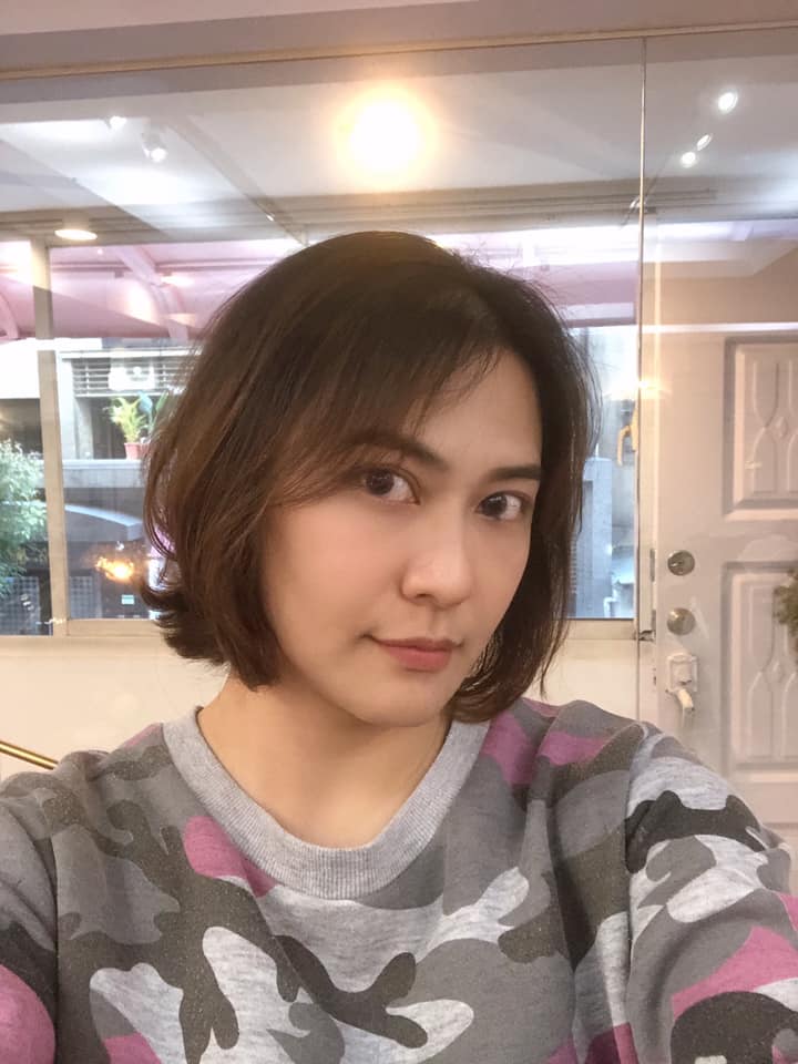 而因演出《極道千金》爆紅的女星章家瑄,昨日下午則在FB發文,相當不滿的表示雖然確診案例是於來看早場,而自己與孩子是下午場,並也有全程配戴口罩,但經了解後卻發現中間竟未做任何的消毒,而是一直等到節目結束後才消毒。 章家瑄因此氣得直呼:「這也太可怕了吧,誰知道確診案例坐在哪裡,誰知道我們是不是坐在同一個位置」,此外她也致電1922詢問,但收到的回答是「因必須保護個資關係無法提供案例的座位,只能請各位在家自主管理…」 章家瑄似乎十分不滿這樣的答覆,表示:「靠北喔!這樣讓們這些做家長的該有多緊張啦!」、「政府你們這樣處理的態度對嗎」,但卻因此遭到大批網友出征,紛紛痛斥她:「明知道確診的去過,你還硬要帶小孩去,你的問題比較大吧」、「就硬要去湊熱鬧,最後再來怪政府,政府真倒霉」。 而昨日晚間她也刪文,並重新PO出一篇道歉文,強調自己用了情緒性字眼只是一種表達,並非有意要針對任何人:「希望大家能冷靜理性,如果我真的成為防疫的破口,大家再來用力罵我沒關係」、「但我會想了解確診者的座位資訊,完全是基於想保護當天上千人的安全,抱歉讓大家情緒激動了」、「造成各位困擾真的很抱歉…是我不對」。 而章家瑄先生也在底下帥氣護航,表示太太沒有絕對沒有要挑起「藍綠衝突」,希望有心人不要刻意帶風向,若有出現人身攻擊等網路霸凌情況:「請您收回您的留言不然我一定對你提告!」