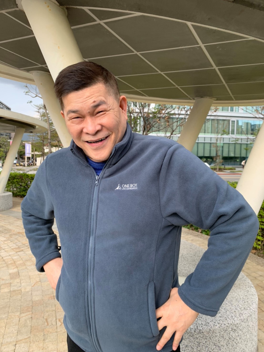 澎恰恰自去年8月宣布破產後,就十分積極尋找各式各樣的工作機會,他表示任何演出都願意接下,包括街頭藝人都可以,充分展現出積極還錢的決心。 但日前卻傳出澎恰恰疑似「失聯」的消息,讓他緊急出面澄清自己只是「住院了」,覺對沒有消失:「雖然醫生不贊成我出院,但既定的工作行程不能失約,所以醫生被我說服」、「我沒事,關心我的澎友們請放心!盡力賺錢還債沒停過!」 因此初一到初三澎恰恰就特地南下,現身高雄的白色戀人貨櫃屋,在現場親自為大家「客製化」春聯,小張的一字春聯售1000元;大張的四字春聯則售價2000元,讓許多粉絲紛紛慕名而來,現場也擠得水泄不通。 此外東森執行長王世均也親自前往捧場,他表示由於今年回高雄過年,恰巧又遇到澎哥:「這應該是緣份…一手好字令人佩服」。 除了賣春聯外,澎恰恰更在YT頻道上傳了一隻新片,為大家講解許多有關過年的由來以及習俗,澎哥維持著一貫穩健的台風以及有趣的主持風格,讓觀眾聽完後紛紛大讚:「文化習俗+台語, 聽澎哥講就特別有fu啊」、「很會說,口才很好」、「來加油,己訂閱分享小鈴鐺」。