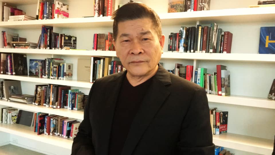 澎恰恰自去年8月宣布破產後，就十分積極尋找各式各樣的工作機會，他表示任何演出都願意接下，包括街頭藝人都可以，充分展現出積極還錢的決心。  但日前卻傳出澎恰恰疑似「失聯」的消息，讓他緊急出面澄清自己只是「住院了」，覺對沒有消失：「雖然醫生不贊成我出院，但既定的工作行程不能失約，所以醫生被我說服」、「我沒事，關心我的澎友們請放心！盡力賺錢還債沒停過！」  因此初一到初三澎恰恰就特地南下，現身高雄的白色戀人貨櫃屋，在現場親自為大家「客製化」春聯，小張的一字春聯售1000元；大張的四字春聯則售價2000元，讓許多粉絲紛紛慕名而來，現場也擠得水泄不通。  此外東森執行長王世均也親自前往捧場，他表示由於今年回高雄過年，恰巧又遇到澎哥：「這應該是緣份…一手好字令人佩服」。 除了賣春聯外，澎恰恰更在YT頻道上傳了一隻新片，為大家講解許多有關過年的由來以及習俗，澎哥維持著一貫穩健的台風以及有趣的主持風格，讓觀眾聽完後紛紛大讚：「文化習俗+台語, 聽澎哥講就特別有fu啊」、「很會說，口才很好」、「來加油，己訂閱分享小鈴鐺」。